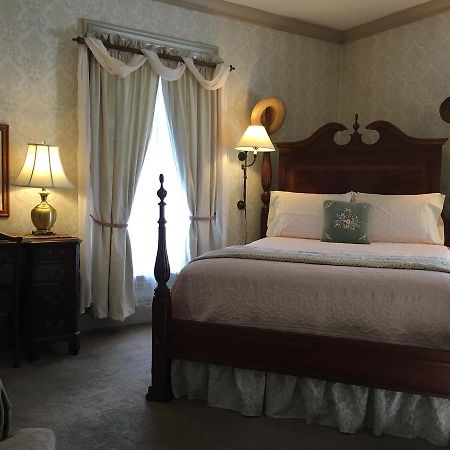 1868 Crosby House Bed & Breakfast Братълборо Екстериор снимка
